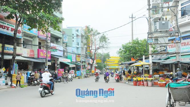 Vỉa hè đường Nguyễn Nghiêm bị người dân vô tư chiếm dụng buôn bán.