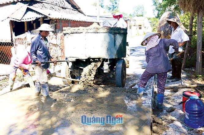 Nhân dân xã Bình Thới đóng góp ngày công làm đường bê tông nông thôn.