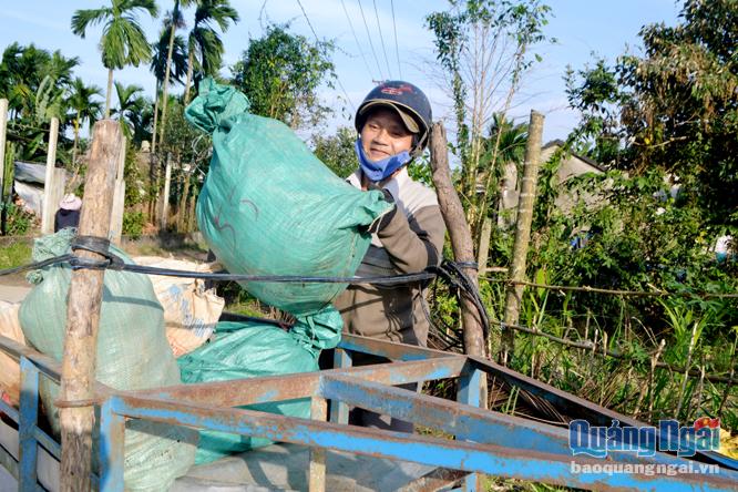 Trưởng thôn Nguyễn Văn Kỳ đi thu gom rác thải sinh hoạt.
