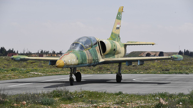 Một máy bay huấn luyện của Không quân Syria ở căn cứ Shayrat (Ảnh: Sputnik)