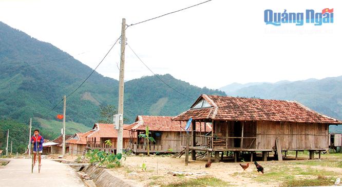 Người dân KDC I Nam (Sơn Màu, Sơn Tây) được cấp điện khi dọn về nhà ở.