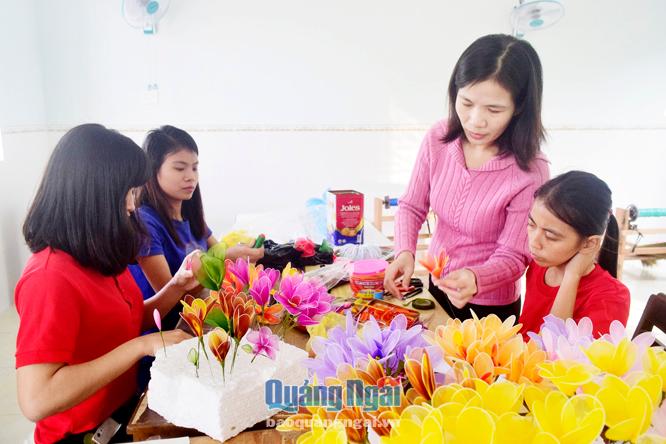 Dạy làm hoa voan cho trẻ khuyết tật tại Trung tâm Nuôi dạy trẻ khuyết tật Võ Hồng Sơn.