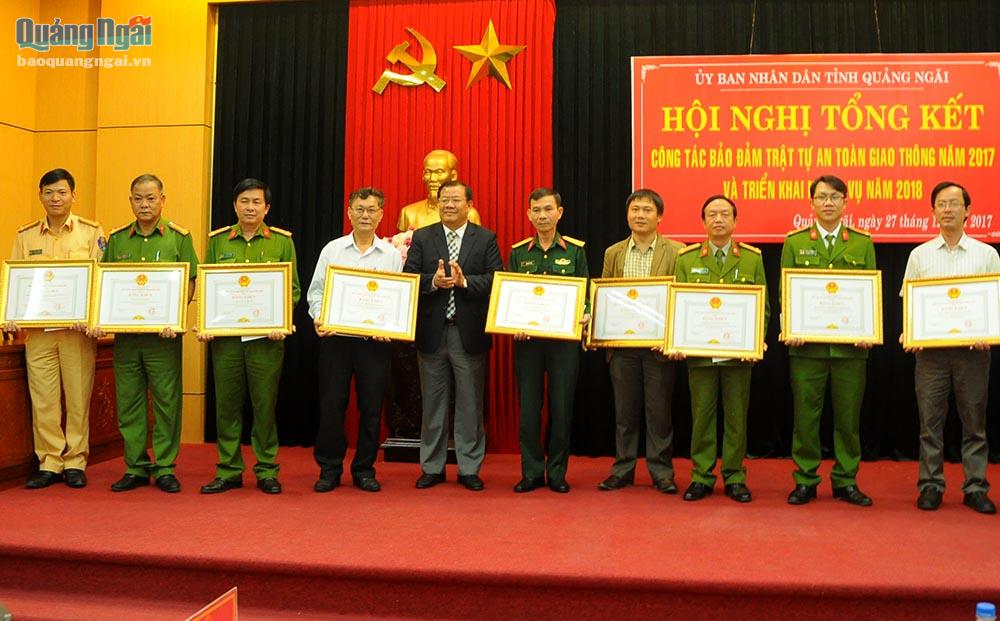 Phó Chủ tịch UBND tỉnh Nguyễn Tăng Bính tặng bằng khen cho các tập thể, cá nhân