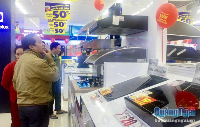 Người dân tham quan, mua sắm tại một siêu thị vừa khai trương ở TP.Quảng Ngãi.