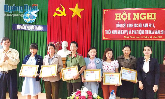 Hội Liên hiệp phụ nữ huyện Nghĩa Hành biểu dương những tập thể và hội viên đạt thành tích xuất sắc trong phong trào thi đua năm 2017.