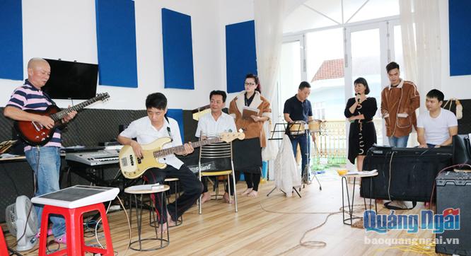 Thành viên nhóm nhạc Ocean Blue band tập luyện chuẩn bị cho chương trình giao lưu âm nhạc Chào năm mới 2018.