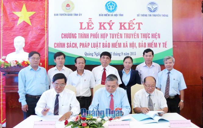 Đại diện Ban Tuyên giáo Tỉnh ủy, BHXH tỉnh, Sở TT&TT ký kết chương trình phối hợp tuyên truyền vào năm 2015. Ảnh: T.L