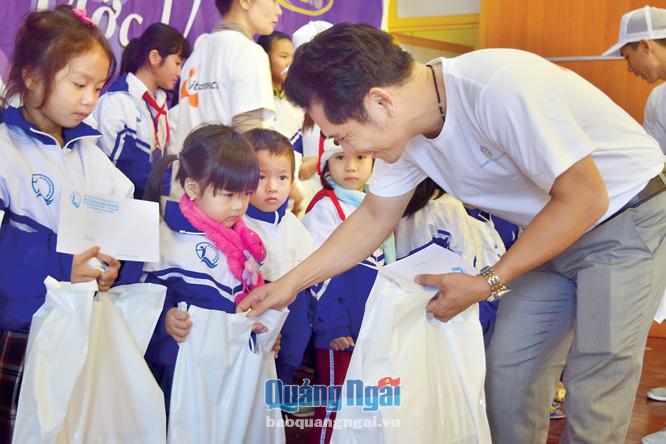 Trẻ em có hoàn cảnh khó khăn ở huyện Bình Sơn nhận được những món quà ý nghĩa ngày cuối năm.