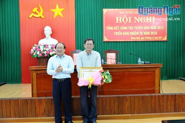 Dịp này, có 26 tập thể, cá nhân được khen thưởng vì có bài dự thi xuất sắc đạt giải trong cuộc thi tìm hiểu lịch sử quan hệ đặc biệt Việt Nam- Lào năm 2017