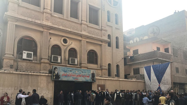 Hiện trường bên ngoài nhà thờ Mar Mina tại Cairo, nơi ít nhất 10 người chết sau vụ xả súng - Ảnh: REUTERS