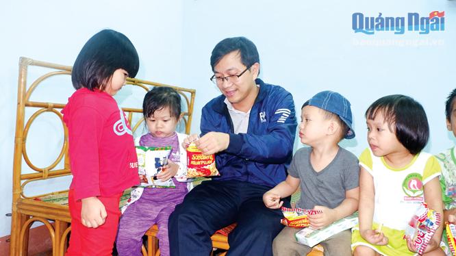 Anh Thuận thường xuyên về thăm trung tâm và được các em nhỏ ở đây xem như người anh cả. Ảnh: Đ.S