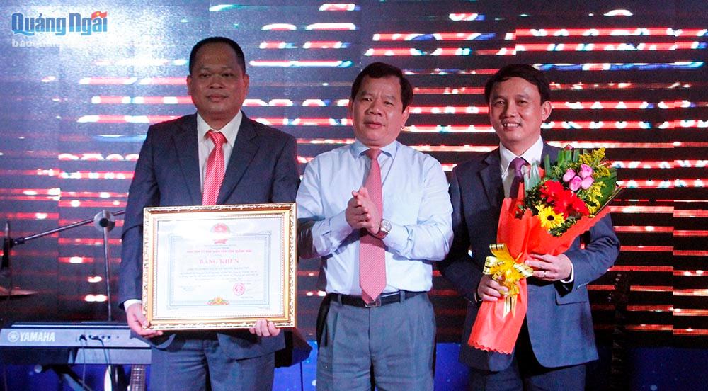 Bí thư Thành ủy Quảng Ngãi Đặng Văn Minh trao bằng khen của UBND tỉnh cho công ty