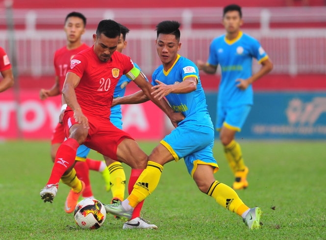 Dù có mùa giải khởi sắc với Sanna Khánh Hòa nhưng tiền vệ Lâm Ti Phông (phải) vẫn không có mặt ở vòng chung kết U-23 châu Á. Ảnh: ANH HUY