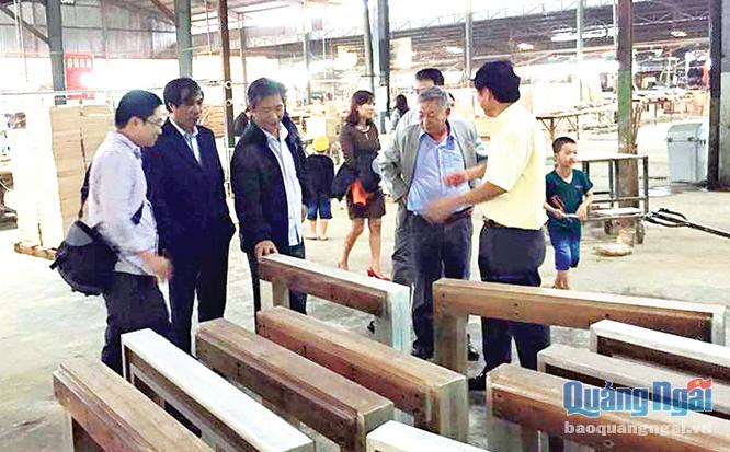 Ban Chỉ đạo Kinh tế tập thể tỉnh tham quan sản phẩm gỗ, trong liên kết chuỗi giá trị sản phẩm rừng giữa các HTX với đơn vị chế biến gỗ tại Quảng Ngãi.