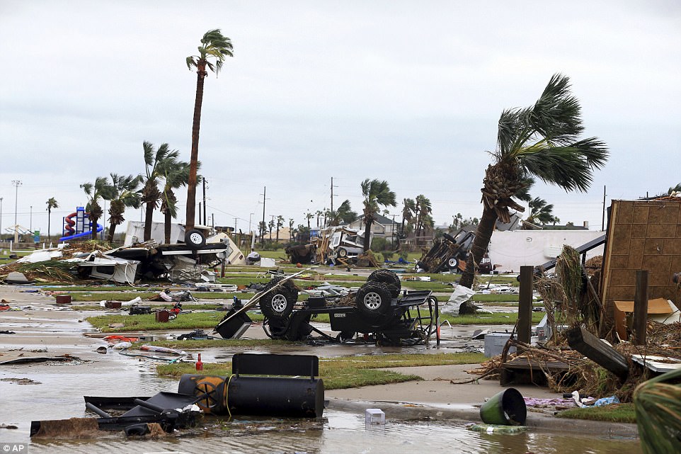 Hình ảnh cho thấy sức tàn phá kinh hoàng của siêu bão Harvey.