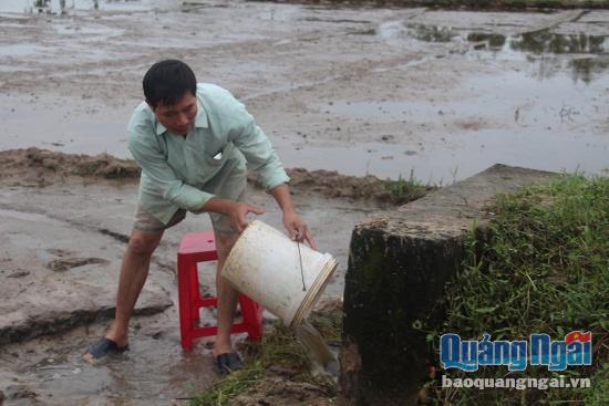 Mỗi ngày ông Nguyễn Bá Phước phải tát nước nhiều lần để nước rút.