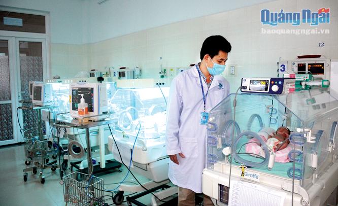 Trẻ sinh non được nuôi dưỡng trong lồng ấp tại Bệnh viện Sản - Nhi.                                                                                        Ảnh: KN