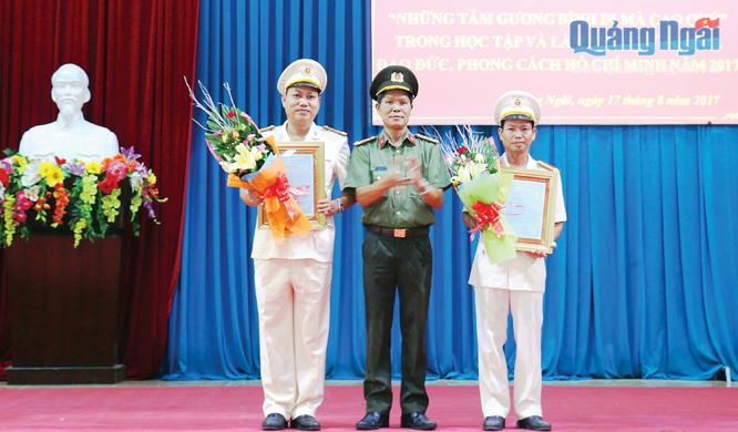 Giám đốc Công an tỉnh, đại tá Nguyễn Thanh Trang khen thưởng cho các tập thể điển hình trong học tập và làm theo Bác.   Ảnh: B.S