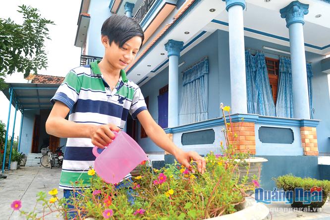Cậu bé Phan Trường Giang chăm sóc hoa, để ngày Tết đón bố mẹ về thêm vui.                                ẢNH: X.H