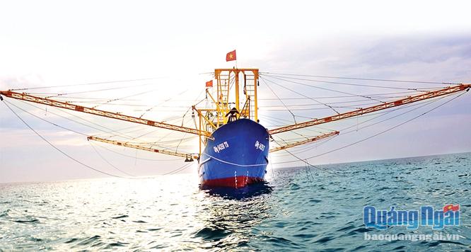 Tàu vỏ thép của ngư dân Huỳnh Luận vươn khơi bám biển. Ảnh: Lê Văn Chương