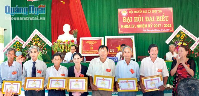 Cô Nguyễn Thị Liên Thọ - Thay mặt Ban Khuyến học KDC số 4 (thứ 4 từ trái qua) nhận giấy khen trong phong trào khuyến học.