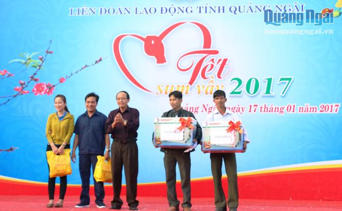 Phó Chủ tịch LĐLĐ tỉnh Nguyễn Đồng tặng quà Tết cho CNLĐ tại Chương trình “Tết sum vầy năm 2017”.