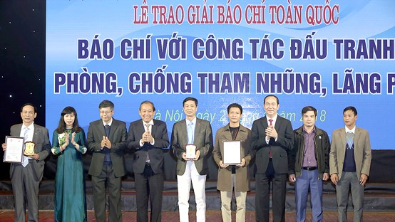 Chủ tịch nước Trần Đại Quang và Phó Thủ tướng Thường trực Chính phủ Trương Hòa Bình trao giải Nhất cho các tập thể, cá nhân. 