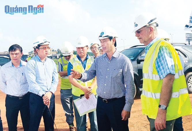 Thứ trưởng Bộ GTVT Lê Đình Thọ trực tiếp kiểm tra, chỉ đạo công tác thi công dự án ngay tại hiện trường đảm bảo đến tháng 6.2018 dự án phải hoàn thành, đưa vào khai thác.     