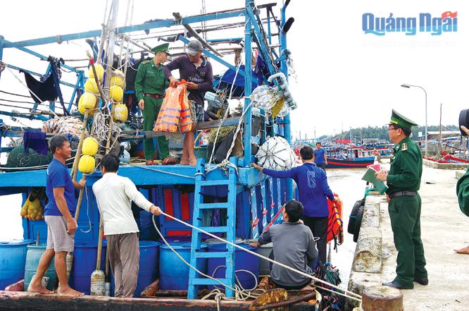 Kiểm tra, kiểm soát tàu cá trước khi ra khơi để hạn chế việc đánh bắt trái phép ở vùng biển nước ngoài của ngư dân, được BĐBP tỉnh thực hiện có hiệu quả trong năm 2017.