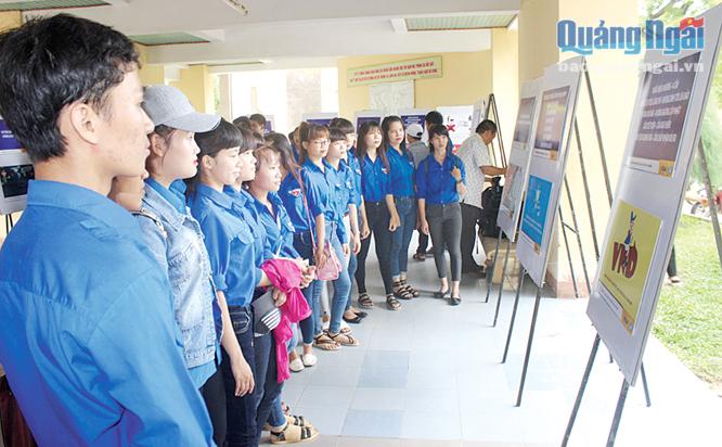Sinh viên Trường Đại học Phạm Văn Đồng được trang bị nhiều kỹ năng mềm, giúp tăng cơ hội việc làm sau khi ra trường.   Ảnh: PDU