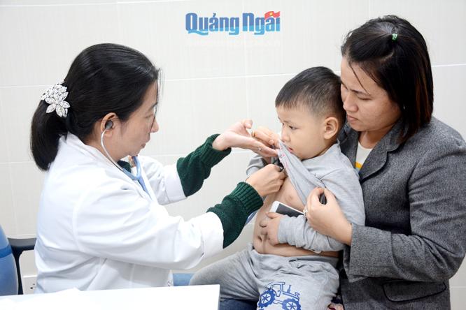 Trẻ  em đến khám bệnh tại Bệnh viện Sản Nhi.