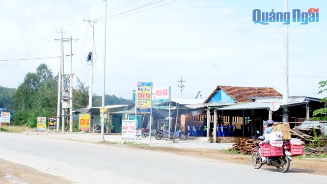 Ngày càng có nhiều hàng quán mọc lên hai bên đường, gần Khu liên hợp sản xuất gang thép Hòa Phát Dung Quất.