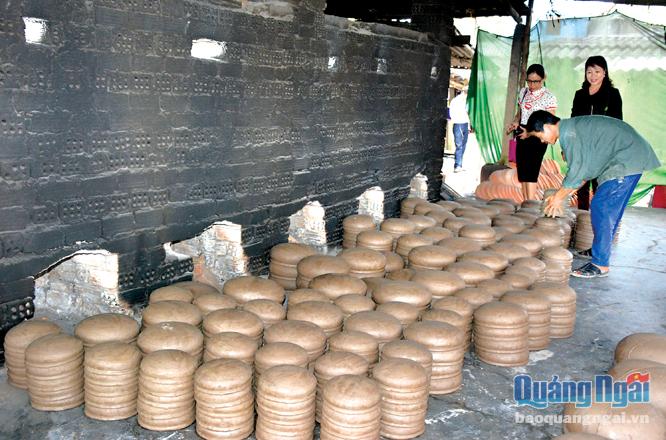 Làng nghề làm gốm ở xã Phổ Khánh (Đức Phổ) hình thành từ cách đây 300 năm, nay vẫn tồn tại và phát triển.      