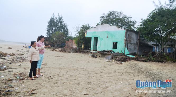 Tình trạng nước biển xâm thực ngày càng nghiêm trọng khiến 9 hộ dân ở xóm Khê Tân, xã Tịnh Khê (TP.Quảng Ngãi) nơm nớp lo sợ, vì chưa được bố trí đất tái định cư.
