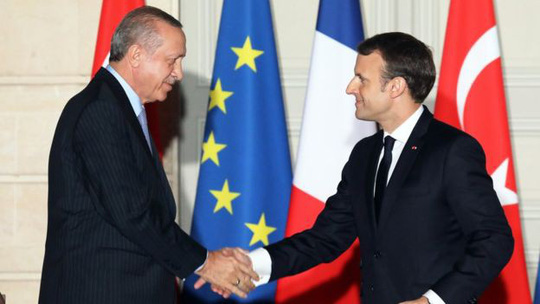  Tổng thống Pháp Emmanuel Macron (phải) và người đồng cấp Thổ Nhĩ Kỳ Recep Tayyip Erdogan cam kết hợp tác chống khủng bố. Ảnh: EPA