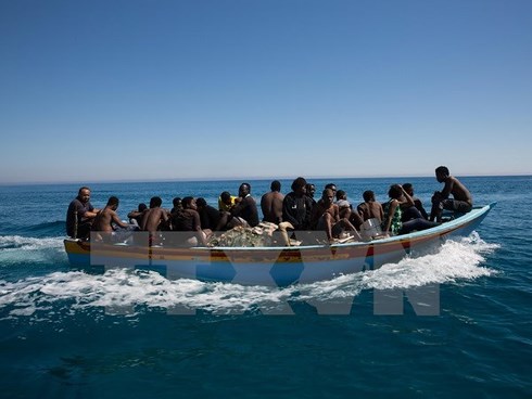  Tàu của Lực lượng bảo vệ bờ biển Lybia chở những ngườ di cư sau khi họ được cứu tại khu vực ngoài khơi bờ biển Libya. (Nguồn: AFP/TTXVN).
