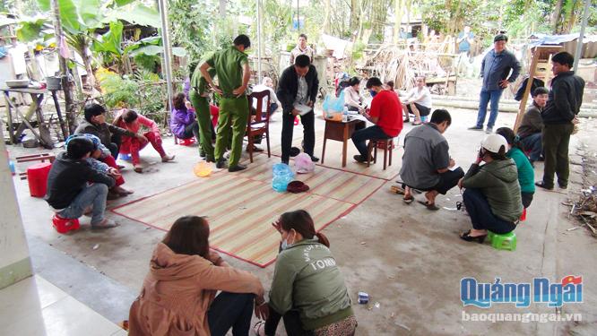  Lực lượng Cảnh sát hình sự- Công an tỉnh bắt đối tượng đánh bạc tại xã Nghĩa Điền, huyện Tư Nghĩa.