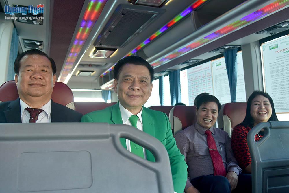 Phó Chủ tịch UBND tỉnh Nguyễn Tăng Bính (đầu tiên bên trái) trải nghiệm xe buýt nội đô