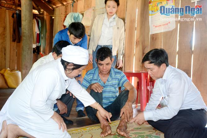 Giám đốc Sở Y tế Nguyễn Tấn Đức ( bên trái)  đến nhà thăm hỏi, động viên bệnh nhân đến cơ sở y tế điều trị bệnh. K hám sàng lọc cho học sinh xã Ba Ngạc (Ba Tơ)