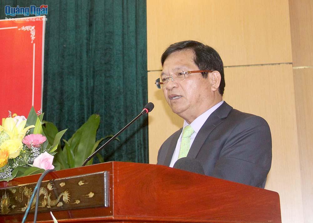 Bí thư Tỉnh ủy, Trưởng đoàn ĐBQH tỉnh Lê Viết Chữ phát biểu tại hội nghị