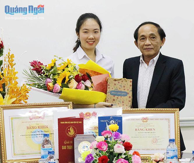 Ban Giám hiệu nhà trường Tuyên dương, khen thưởng em Nguyễn Thị Thu Quyên