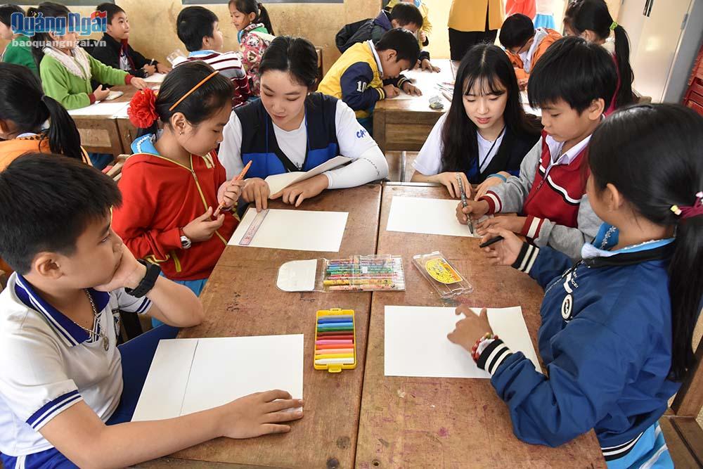 Các sinh viên trường Đại học Chung Ang hướng dẩn các em học sinh trường Tiểu học Bình Hòa vẽ tranh