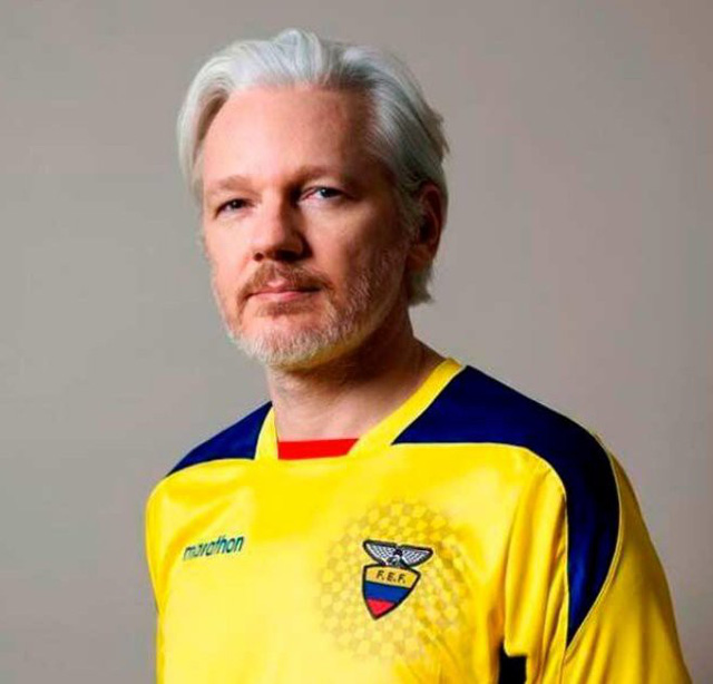 Ông Julian Assange đăng tải hình ảnh mặc áo màu vàng, xanh, đỏ - màu cờ của Ecuador - Ảnh: Twitter
