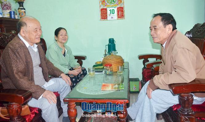Cụ Lê Thanh Liêm (bên trái) vẫn thường trò chuyện với đảng viên sinh hoạt cùng chi bộ về chuyện chống tham nhũng.