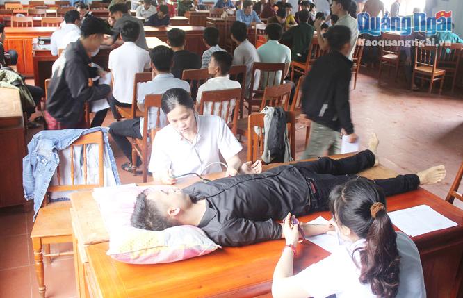 Hội đồng khám sức khỏe NVQS huyện Bình Sơn, tổ chức khám sức khỏe cho thanh niên xã Bình An.