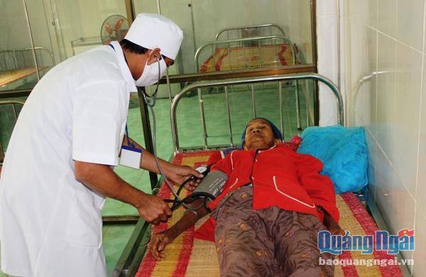 Phần lớn bệnh nhân điều trị nội trú tại Trung tâm Y tế huyện Sơn Hà đều là người đồng bào, thuộc đối tượng được hỗ trợ chi phí nằm viện theo Quyết định 05 của UBND tỉnh