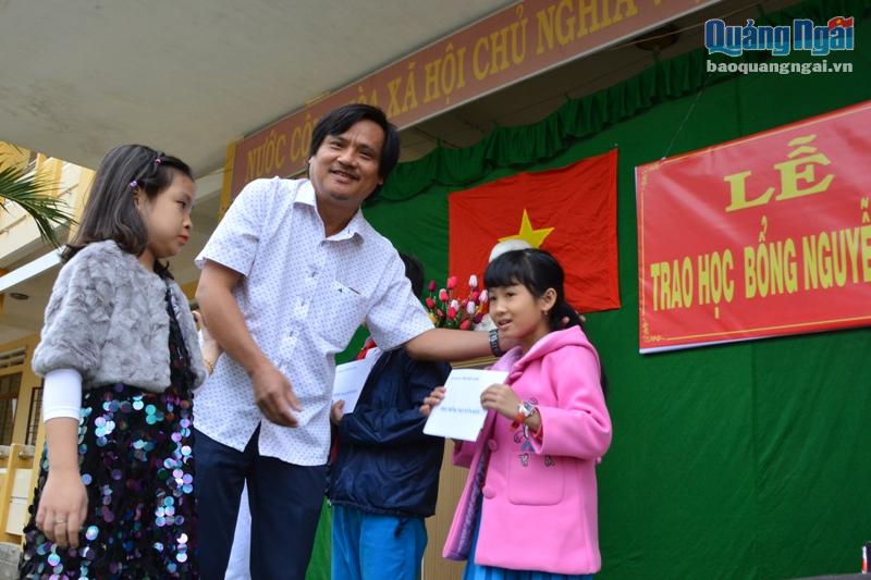 Bác sĩ Nguyễn Tiến trao học bổng cho các em học sinh.