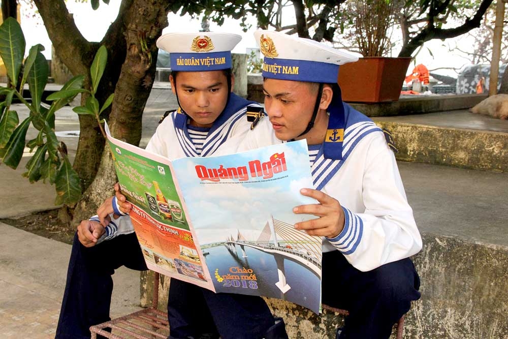  Ấn phẩm Báo Quảng Ngãi Xuân 2018 cũng đã đến tay các cán bộ, chiến sĩ trên đảo Phan Vinh A