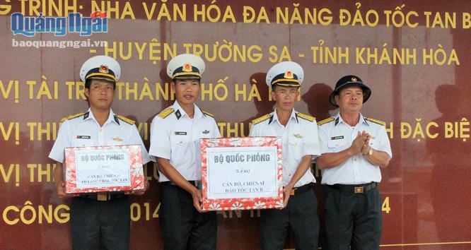 Phó Chính ủy Lữ đoàn 146 Phan Ngọc Quang trao các phần quà của đất liền cho cán bộ, chiến sĩ điểm đảo Tốc Tan B.