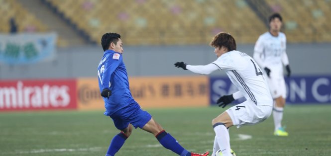Ko Itakura (trắng) cầu thủ đã ghi bàn thắng duy nhất cho U-23 Nhật Bản trong trận gặp Thái Lan tối 13-1. Ảnh: AFC